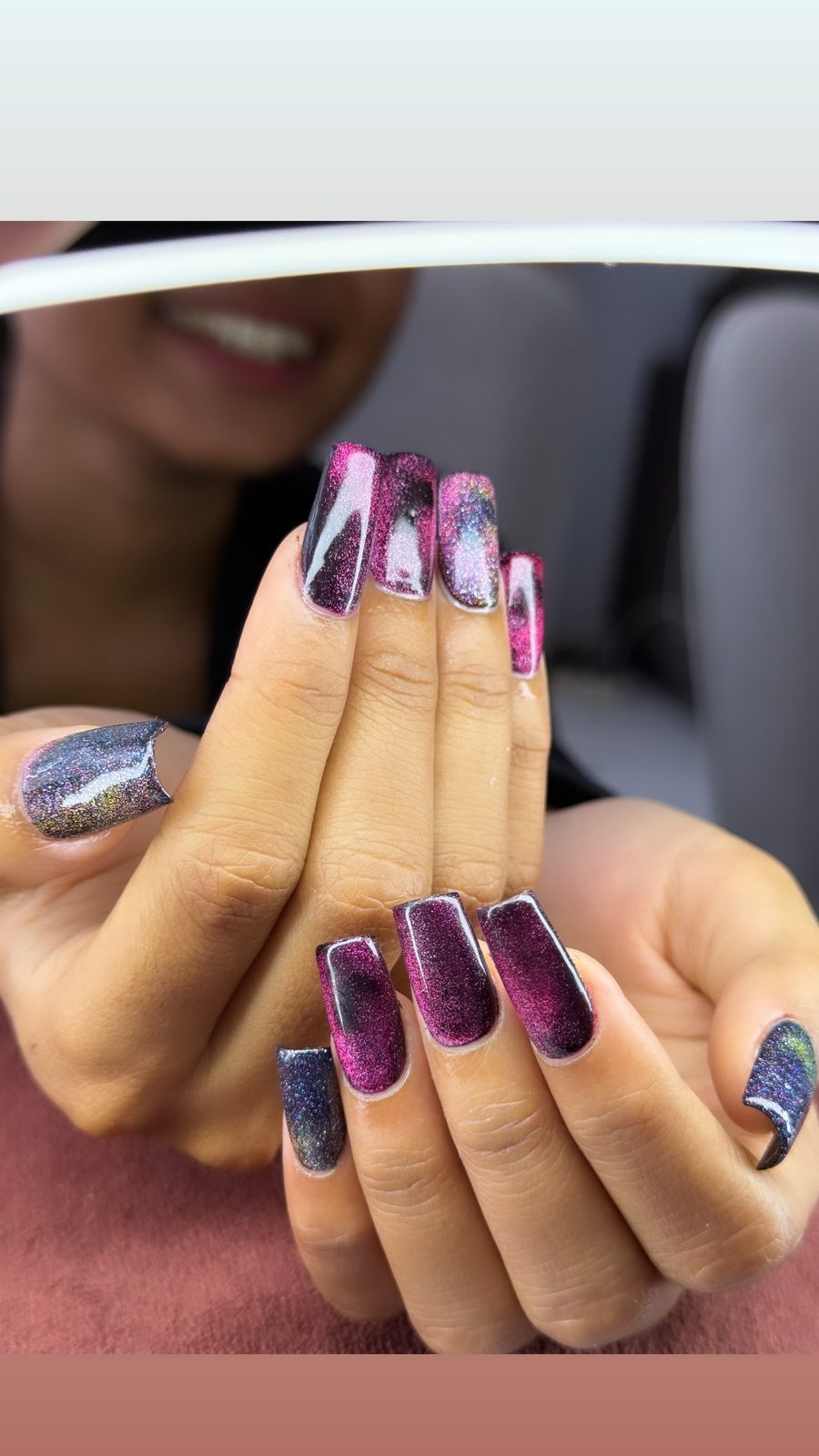 Nail art cat eye pink dan holografik di atas BIAB di Lollygagss Studio, Kerobokan Bali
